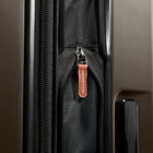 Ricardo Beverly Hills - Montecito 2.0 Bagage de Cabine Rigide 21 po - port USB - Graphite-Porte-étiquette d’identification sécurisé et encastré - Garde vos coordonnées accessibles tout en les protégeant contre l’usure et les dommages