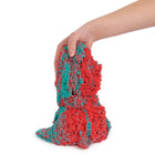 Kinetic Sand - Mold N Flow-680 g de kinetic sand et 3 outils : Utilisez votre Kinetic Sand rouge et turquoise avec les outils fournis pour créer des effets de sable fascinants. Essayez le dôme, le couteau et la pelle pour alimenter votre créativité.