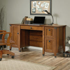 Sauder 59"W La Collection Carson Forge Bureau - Finition Washington Cherry-Le tiroir inférieur sur glissières à extension complète peut contenir des fichiers suspendus de format Lettre ou Légal