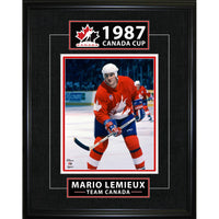 Frameworth - Mario Lemieux serie classique 1987 Coupe Canada - impression encadree - 16" x 20"-Impression de hockey Equipe Canada sous licence officielle mettant en vedette Mario Lemieux lors de la legendaire Coupe Canada 1987