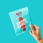 Smart Sweet - Sweet Fish - 50 g-Ingrédients: Isomalto-oligosaccharide (source végétale), Eau, Amidon de pomme de terre modifiée, Pectine, Acide citrique, Saveurs naturelles de baie, Préparation de carotte et de cassis (pour la couleur), Huile de noix de coco modifiée, Cire de carnauba, Acide malique, Extrait de feuille de stévia