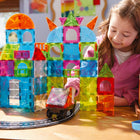 Magna-Tiles - Ensemble de construction magnétique Centre-ville 110 pièces-Axé sur le développement: Encourage les enfants à apprendre par le jeu, en découvrant les causes et les effets et d’autres principes logiques, tout en favorisant le développement de la coordination œil-main et de la motricité fine