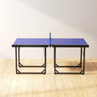 Soozier – Table de tennis compacte format moyen – 6 pi x 3 pi – Bleu-La table de tennis se sépare facilement en deux moitiés pour une utilisation polyvalente lorsque vous ne jouez pas 
