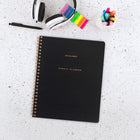 AT-A-GLANCE - Agenda scolaire hebdomadaire/mensuel Signature 2026-2027 - 11 po H x 8 3/8 po l - noir - bilingue-Les pages spéciales incluent une liste de vacances, un calendrier de référence de 3 ans, un calendrier des événements, des contacts et des pages de notes