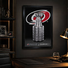 Frameworth - Carolina Hurricanes Toile encadrée 20 po H x 29 po l Champions de la Coupe Stanley 2026 - Sous licence officielle LNH/AJLNH-Format fini 22.5x31.5 pouces pour salon, bureau, salle de sport ou espace de collection