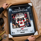 Frameworth - Cadre photoglass de Seth Jarvis 16x20 des Carolina Hurricanes champions Coupe Stanley 2026 - 18 po l x 22 po H-Fabrication conforme au type de produit : la construction PhotoGlass imprime l’image directement sur le verre et la surface se nettoie avec un chiffon doux et sec