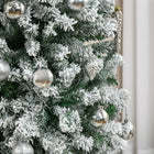 HOMCOM - Sapin de Noël artificiel forme crayon enneigé - mince-Les branches sont ignifuges, pour assurer la sécurité Note : Uniquement pour une utilisation en intérieur, pas pour l'extérieur Afin d'obtenir une apparence complète, veuillez répartir toutes les branches individuelles pour obtenir le meilleur aspect possible de l'arbre, nous vous suggérons de prendre 30-45 minutes pour façonner l'arbre Seul l'arbre avec le support est inclus. Les ornements ne sont PAS INCLUS et sont utilisés uniquement pour l'e