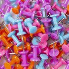JAM Paper - Punaises colourées - pot de punaises de couleurs assorties - 2 paquets de 100-Taille : Standard (environ 2,5 cm) | Pointe en acier : idéale pour épingler des notes sur des tableaux en liège et des cabines