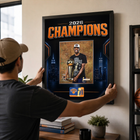 Frameworth - Cadre photoglass de OG Anunoby des New York Knicks trophée du championnat 2026 - 18 po l x 22 po H - noir-Dimensions finales de 18 po x 22 po : présentoir encadré vertical idéal pour le salon, le bureau, la salle des partisans et la salle de sport