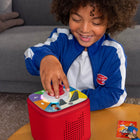 tonies - Manette Tonieplay-Une nouvelle façon de jouer : tout d’abord, vous devez placer un disque de jeu Tonieplay sur la Toniebox 2, puis pressez une oreille pour l’activer et placez la manette Tonieplay au milieu de l’anneau lumineux. Ensuite, lorsque vous êtes prêt à commencer, appuyez sur le bouton de lecture et c’est parti!