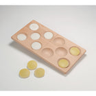 Yellow Door - Plateau Domino à 10 cadres-Divisé en deux moitiés identiques, la disposition familière des dés pour 5 les aide à subitiser et à développer des compétences précoces de comptage et de liaisons numériques d'une manière amusante, tactile et très visuelle.