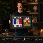 Frameworth - Coupe du Monde FIFA 2026 Officielle France Cadre Drapeau et Trophée - 15 po x 24 po-Arrive prêt à accrocher et constitue un cadeau remarquable pour les amateurs de soccer et les collectionneurs de la Coupe du Monde.