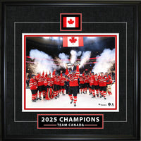 Frameworth - Equipe Canada serie classique 2025 champions Quatre Nations - impression encadree - 18" x 18"-Impression de hockey Equipe Canada sous licence officielle celebrant la victoire du championnat des Quatre Nations 2025