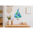 Enesco Allen Designs - Horloge murale à pendule Paon aux couleurs pastel-Fabriqué à la main avec un matériau résineux de haute qualité, peint à la main par des artisans chevronnés et emballé dans une boîte-cadeau en papier kraft