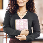 Cambridge - Cherrywood Lane Agenda hebdomadaire/mensuel 2026-2027 - 8 ½ po x 6 po - Peony Lace - bilingue-Les pages spéciales incluent une page d'introduction, 3 calendriers de référence annuels, une liste de jours fériés, la planification de l'année en cours, la planification future et des pages de notes