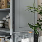 HOMCOM - Armoire de cuisine autoportante à 4 portes avec étagères - gris-La surface recouverte de mélamine est résistante aux rayures et facile à nettoyer 