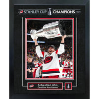 Frameworth - Sebastian Aho 16 po H x 20 po l Cadre signature réplique Carolina Hurricanes Champions de la Coupe Stanley 2026 - Sous licence officielle LNH/AJLNH-Produit mural NHL and NHLPA sous licence officielle pour les amateurs des Carolina Hurricanes