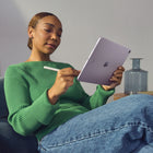 Apple - iPad Air 13 po, Écran Liquid Retina, Wi-Fi, puce M2, 128 Go, Gris cosmique-iPad Air est doté d’une caméra avant ultra grand-angle paysage 12 Mpx avec Cadrage centré, idéale pour les visioconférences et les selfies spectaculaires en mode Portrait. La caméra arrière grand-angle 12 Mpx avec flash True Tone est parfaite pour la photo et les vidéos 4K. Et côté audio, deux micros de qualité studio et des haut-parleurs stéréo en mode paysage créent un son limpide