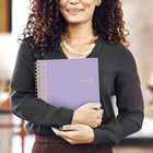 Cambridge - Agenda scolaire hebdomadaire/mensuel WorkStyle Focus 2026-2027 - 11 po H x 8 1/2 po l - violet - bilingue-La poche intérieure en poly double face