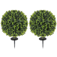 HOMCOM - Boule topiaire artificielle d’eucalyptus 22 po avec piquets de fixation au sol - vert - ensemble de 2-Le lot d’arbustes artificiels en buis présente une apparence réaliste, rehaussant l’attrait esthétique 