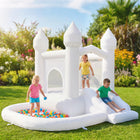 Qaba - Château gonflable blanc 8,2 pi x 7,4 pi x 6,6 pi pour enfants avec toboggan, piscine à balles et souffleur 370W-Comprend un château gonflable, un toboggan et une piscine à balles pour un plaisir actif sans fin  

