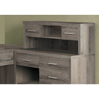 Monarch Specialties - 7318 Bureau - Taupe Fonce De Coin Cote Droit Ou Gauche-Options de rangement ouvertes et fermées en plusieurs tailles, y compris 3 armoires avec 1 étagère réglable, 7 tiroirs de rangement sur glissières métalliques et 1 tiroir pour dossiers standard ou légaux, le tout agrémenté de poignées argentées contemporaines.