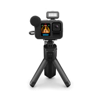 GoPro - Pack caméra d'action HERO13 Black Creator Edition-La HERO13 Black Creator Edition combine notre meilleur appareil photo avec les supports et accessoires de qualité professionnelle dont vous avez besoin pour raconter votre histoire dès la sortie de la boîte. Il inclut le Volta (poignée de batterie / Trépied / Télécommande), le Media Mod et le Light Mod qui s’assemblent parfaitement dans un design léger assez confortable pour être transporté toute une journée.