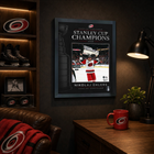 Frameworth - Cadre photoglass de Nikolaj Ehlers 16x20 des Carolina Hurricanes champions Coupe Stanley 2026 - 18 po l x 22 po H-Encadré professionnellement au Canada : l’image est imprimée en ultra haute définition directement sur le verre et finie dans un cadre noir