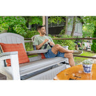 Suncast - Glisseur Adirondack avec console - Gris colombe-La construction tout temps offre une résistance à l’eau et une protection contre les rayons UV.