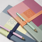 Letts of London - 2027 Agenda hebdomadaire et mensuel Gradient semaine sur deux pages – 8-1/4" x 5-7/8" – Couleurs assorties – Multilingue-Papier blanc provenant de sources responsables et durables