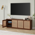 Hudson&Canal - Meuble TV Pryce pour téléviseurs jusqu'à 78" - Noyer satiné/rotin naturel-Dimensions du produit : 15,5" L x 70" l x 24" H