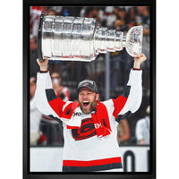 Frameworth - Taylor Hall Toile encadrée 20 po H x 29 po l Carolina Hurricanes Champions de la Coupe Stanley 2026 - Sous licence officielle LNH/AJLNH-Produit mural NHL and NHLPA sous licence officielle pour les amateurs des Carolina Hurricanes