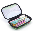 ZIPIT - Étui à crayons avec dessus transparent, thème soccer-Design élégant et polyvalent : au-delà des articles de papeterie, cette boîte à crayons polyvalente est parfaite pour ranger des fournitures scolaires, des accessoires ou de petits jouets, en faisant une solution de rangement à la fois amusante et fonctionnelle.