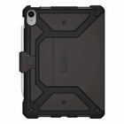 UAG - Étui Robuste Metropolis SE Folio iPad 10.9 2022, Noir-Testé pour les environnements médicaux (le boîtier UAG peut être désinfecté à plusieurs reprises avec des lingettes et des désinfectants de qualité médicale sans altérer l'intégrité du boîtier.)