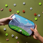 ZIPIT - Étui à crayons avec dessus transparent, thème soccer-Rangement spacieux: Parfaitement dimensionnée pour contenir jusqu’à soixante stylos et crayons, elle offre amplement d’espace pour les essentiels scolaires dans un format compact