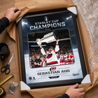 Frameworth - Cadre photoglass de Sebastian Aho 16x20 des Carolina Hurricanes champions Coupe Stanley 2026 - 18 po l x 22 po H-Fabrication conforme au type de produit : la construction PhotoGlass imprime l’image directement sur le verre et la surface se nettoie avec un chiffon doux et sec