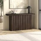 Hudson&Canal - Console rectangulaire cannelée Olie de 140 cm de large - Chêne brun-Socle cannelé large finition chêne brun