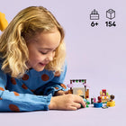 LEGO - Friends La Soirée Cinéma de l’Amitié, Ensemble de Construction de Jouets d'Imitation 42642-Illuminez le grand écran: Ce jouet comprend un mini projecteur et 2 diapositives pour que les enfants puissent insérer une diapositive dans le projecteur, appuyer sur la brique lumineuse et voir l’image apparaître sur le grand écran