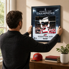 Frameworth - Cadre photoglass de Sebastian Aho 16x20 des Carolina Hurricanes champions Coupe Stanley 2026 - 18 po l x 22 po H-Dimensions finales de 18 po x 22 po : présentoir encadré vertical idéal pour le salon, le bureau, la salle des partisans et la salle de sport