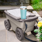 Suncast - Scooter de jardin – Taupe avec couvercle moka-Couleur accent : Moka