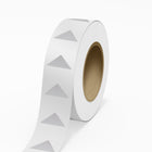 JAM Paper - Rouleaux d'étiquettes standard - triangle - 1 1/4 x 2 1/2 - feuille métallique argentée - 125 étiquettes/rouleau-Couleur : feuille brillante argentée durable | Faites ressortir votre courrier avec des étiquettes d'adresse d'expédition colourées.