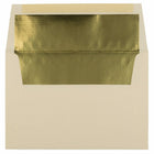 JAM Paper - Enveloppes d'invitation A8 doublées d'aluminium - 5,5 x 8,125 - écru avec feuille d'or - Paquet de 50-Doté d'une finition en papier lisse et d'une doublure en aluminium brillant pour ajouter une touche de couleur à tout envoi