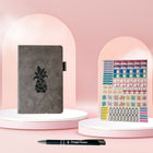 Wamaco - Collection Pineapple Planning Essential - Agenda gris non daté, autocollants et stylo-Professionnel - Notre collection Planner Essentials ajoute une touche esthétique à toutes ses utilisations. Le stylo à bille écrit en douceur et les autocollants permettent d'attirer l'attention sur les jours et les engagements importants.