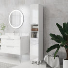 Kleankin - Armoire de rangement de salle de bain avec porte-papier toilette - blanc brillant-Le motif à lignes géométriques sur les panneaux de porte apporte un charme moderne 