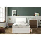 Nexera - Commode Axel 4 tiroirs, Blanc et noyer-Meubles conçus et produits au Canada à partir de panneaux de particules et de MDF certifiés CARB II/FSC.  Item expédié en 24-48 heures après réception de la commande.  Assemblage requis