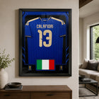 Frameworth - Coupe du Monde FIFA 2026 Officielle Italie Riccardo Calafiori Cadre Réplique de Maillot - 25,75 po x 33,75 po-Encadré professionnellement au Canada, la réplique de maillot est montée dans un cadre noir de qualité supérieure avec façade protectrice transparente.