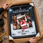 Frameworth - Cadre photoglass de Taylor Hall 16x20 des Carolina Hurricanes champions Coupe Stanley 2026 - 18 po l x 22 po H-Fabrication conforme au type de produit : la construction PhotoGlass imprime l’image directement sur le verre et la surface se nettoie avec un chiffon doux et sec