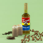 Torani - Sirop noisette classique avec pompe -750 mL-Plus que simple café : Parfait pour les lattes, les frappes, les thés, le café, les cocos chauds, les desserts et autres boissons mélangées congelées
