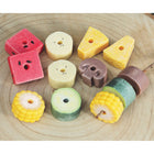 Yellow Door - Pierres de jeu sensorielles, brochettes à enfiler-Chaque ensemble tactile comprend douze pierres, deux de chacune des suivantes : banane, courgette, champignon, ananas, maïs doux et pastèque.
