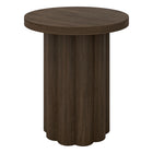 Hudson&Canal - Table d'appoint ronde cannelée Olie - 20 po l - Chêne brun-Un design contemporain d'inspiration scandinave pour votre salon, votre bureau et plus encore